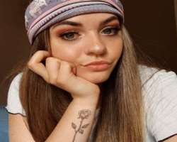 The star is a tattoo lover and has engraved a floral tattoo on her forearm.